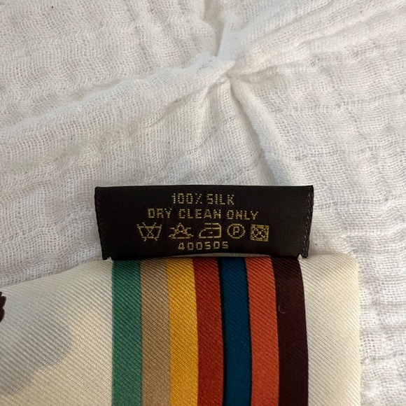 Louis Vuitton Silk Twilly Bandeau Scarf with Flower Design - Picture 6 of 6